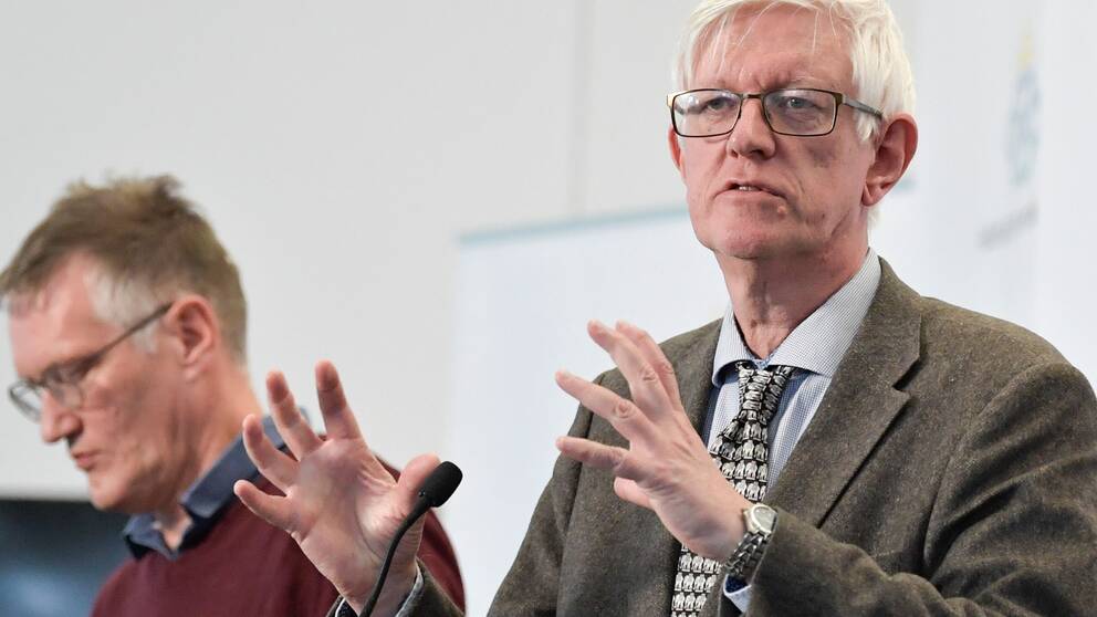 Hör varför statsepidemiolog Anders Tegnell och folkhälsomyndighetens generaldirektör Johan Carlson pratar som de gör i klippet ovan.