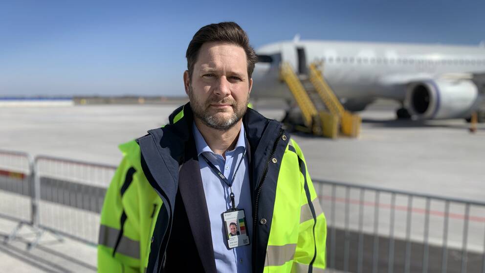 Gunnar Jonasson står framför ett flygplan på flygplatsen.