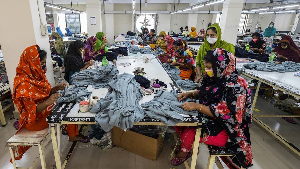 Arbetare i en klädfabrik i Asulia, Bangladesh. Bilden är tagen i samband med att regeringens karantänsåtgärder mot coronaviruset infördes.