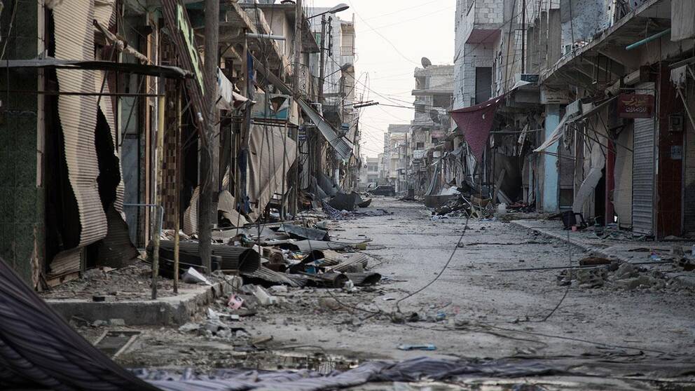 Några kurdiska styrkor cirkulerar runt i Kobane, men det är ännu för tidigt att säga att staden har befriats från IS våld.