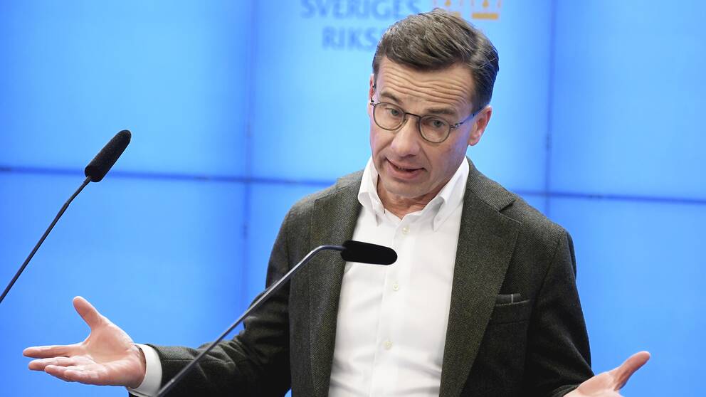 Ulf Kristersson (M) bakom talarstolen i Riksdagens pressrum.