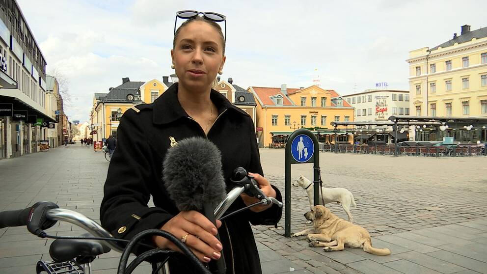 Felicia har solglasögon på huvudet och står vid ett torg i centrala Linköping.