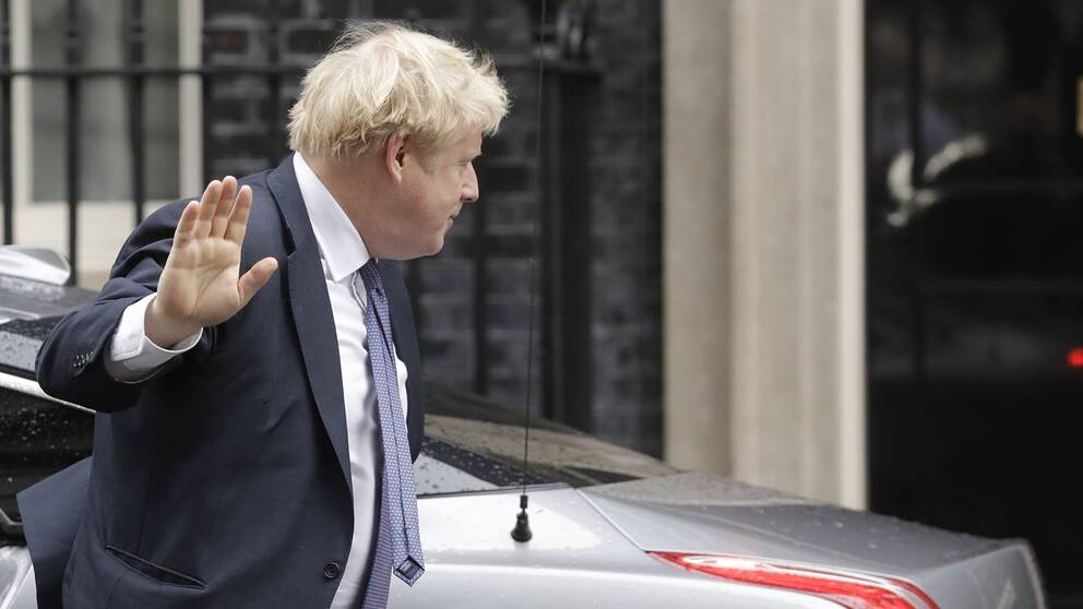 Boris Johnson vill hålla det nuvarande brexitschemat, trots coronapandemin som skakar hela Europa.