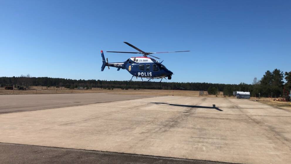 Helikopter landar på landningsbana
