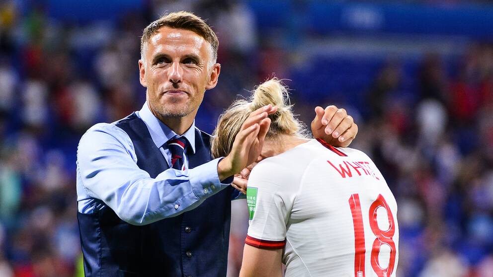 Phil Neville tillsammans med stjärnan Ellen White i samband med VM-semifinalen 2019 mellan England och USA.