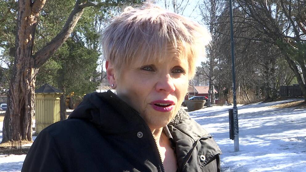 psykiatrikern Ursula Werneke utomhus med snö och träd i bakgrunden.