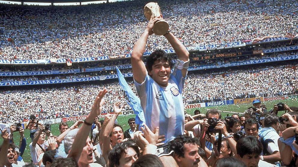 Diego Maradona firar VM-guldet i Mexico City 1986.