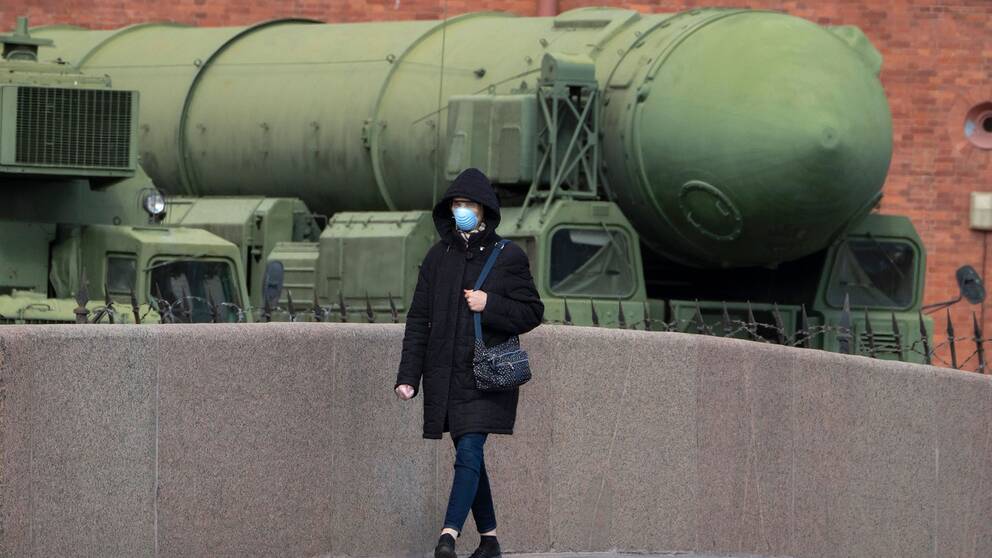En rysk SS-25 interkontinental kärnvapenrobot (Topol) visas framför ett militärmuseum i Sankt Peterburg 16 april 2020.