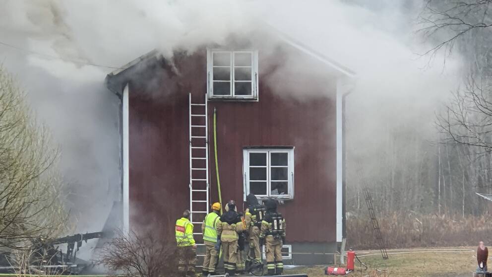 Fullt utvecklad villabrand i Liden – ingen kontakt med ägarna