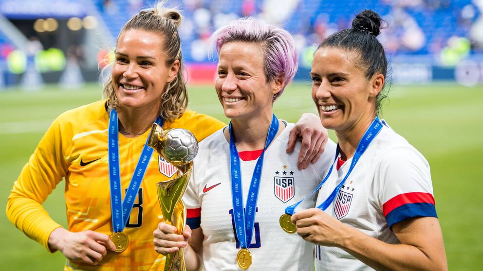 Ashlyn Harris, Megan Rapinoe and Tobin Heath efter VM-finalen i Frankrike 2019.