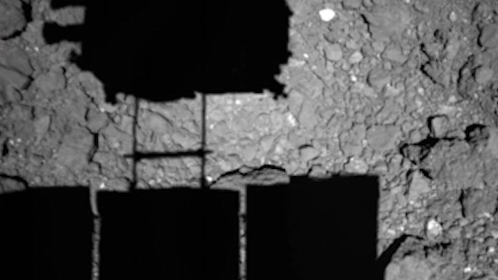 Den japanska rymdsonden landar på asteroiden Ryugu för att samla in stenprover.