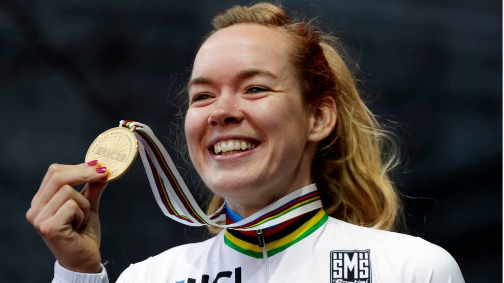 Anna van der Breggen, här med guldmedaljen från cykel-VM:s linjelopp 2018, har bestämt sig för att lägga av efter OS nästa sommar.