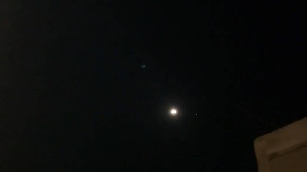 Se Jupter och Saturnus bilda en triangel med månen på stjärnhimlen. 