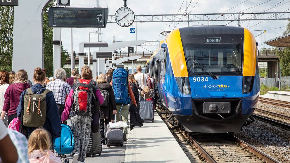 Tågresenärer kliver ombord på ett tåg mod Boden på Centralstationen i Umeå.