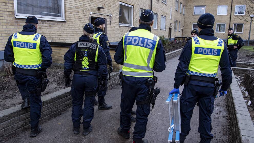Polisen söker igenom fastigheter på Kroksbäck i Malmö som en del av Operation Rimfrost i slutet av januari i år. Bland annat letar polisen efter vapen och narkotika.