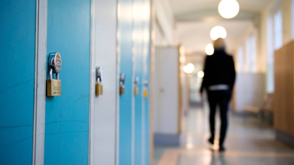 elev går i korridor med skåp med hänglås