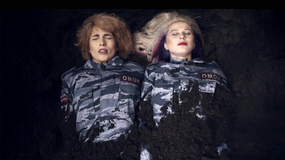 Pussy Riot i musikvideon till ”I can't breathe”.