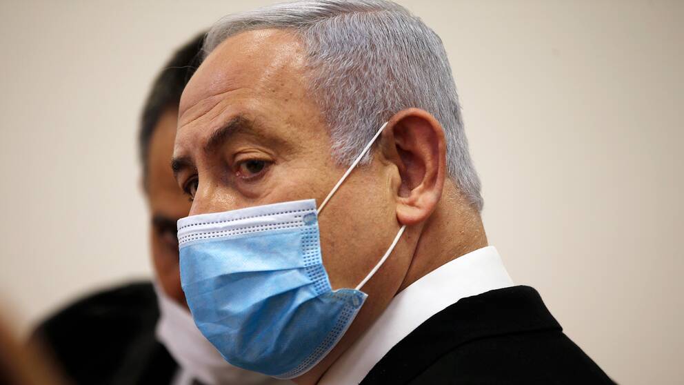 Bild på premiärminister Benjamin Netanyahu som bär munskydd.