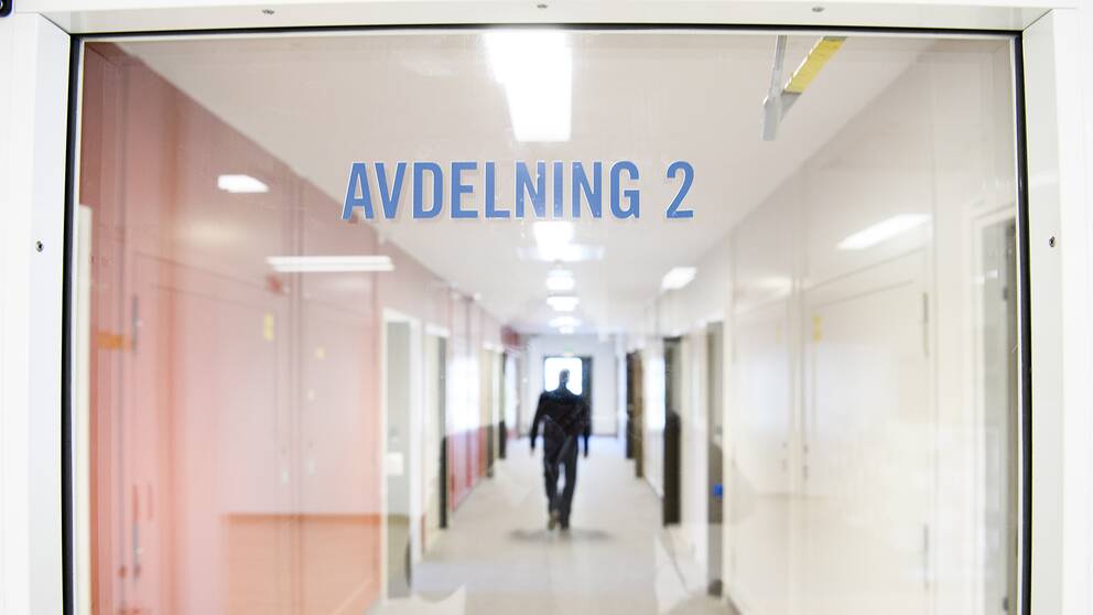Bild på fängelsekorridor.