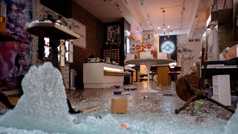 En sönderslagen och plundrad butik i New York.