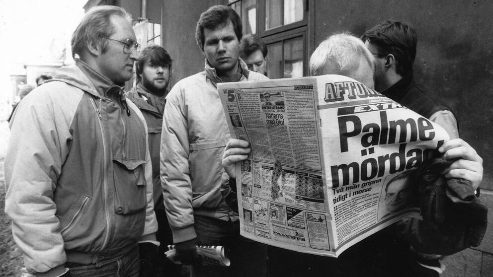 Människor läser i tidningen dagen efter mordet på statsminister Olof Palme den 28 februari 1986.