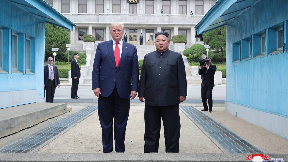 USA:s president Donald Trump och Nordkoreas ledare Kim Jong Un när de möttes vid stilleståndslinjen mellan Nord- och Sydkorea den 30 juni 2019. 