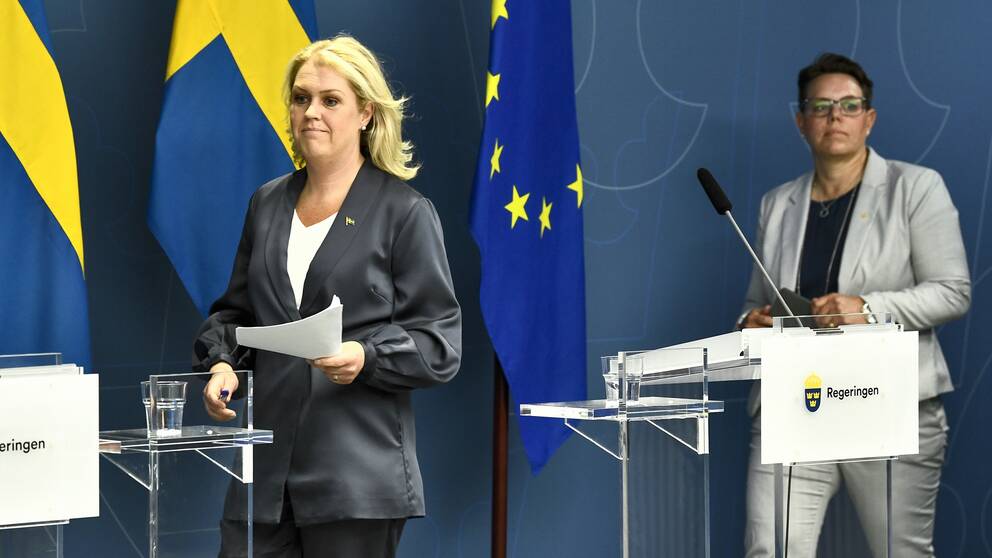 Socialminister Lena Hallengren (S) och Marie Morell, ordförande i sjukvårdsdelegationen på Sveriges Kommuner och Regioner