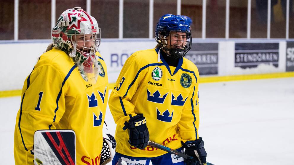Sveriges målvakt Ida Boman och Klara Kenttälä under uppvärmningen inför ishockeymatchen mellan Sverige U18 och Finland U18 den 7 november i Enköping i november 2019.
