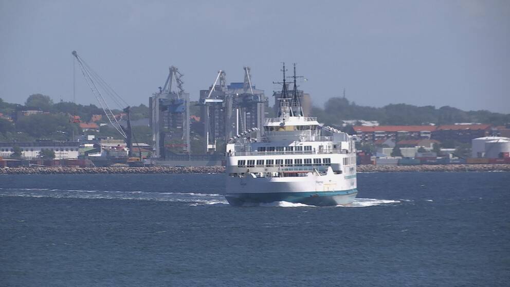 Färja stävar över Öresunds blåa vatten