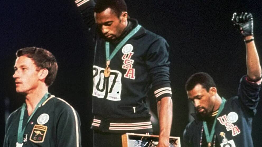 John Carlos (till höger) uppmanar IOK att ändra regler.