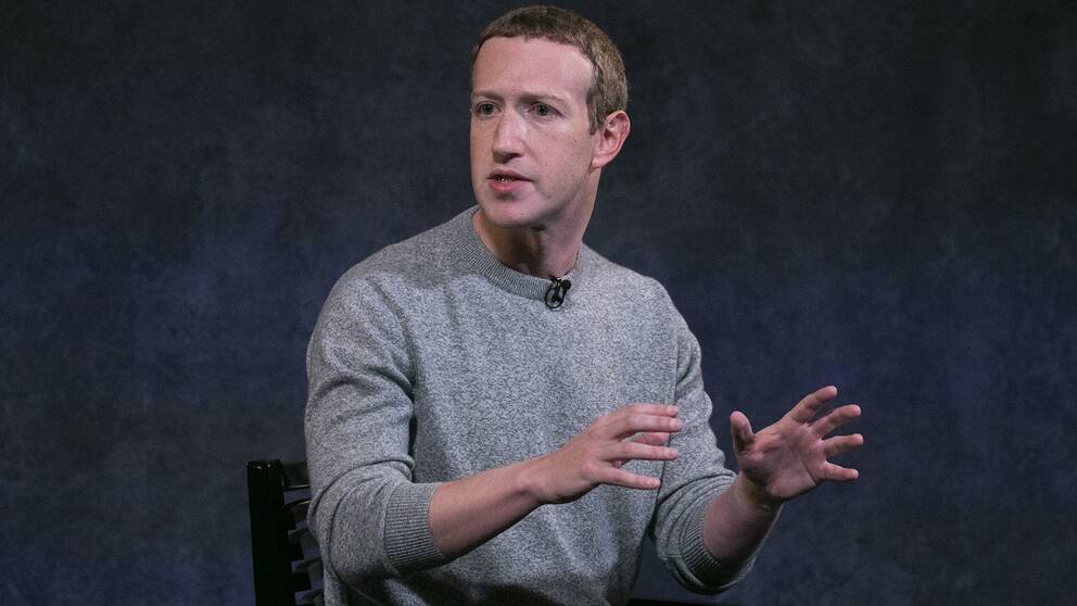 Mark Zuckerberg gestikulerar med händerna.