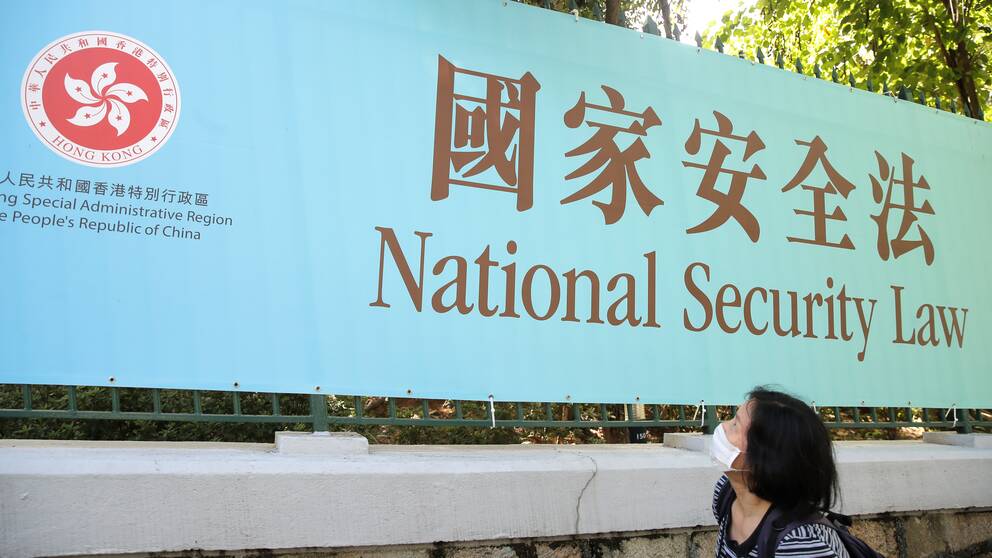 Hongkongborna fick reda på innehållet i den nya säkerhetslagen först när den hade införts. Skylt med information i Hongkong.