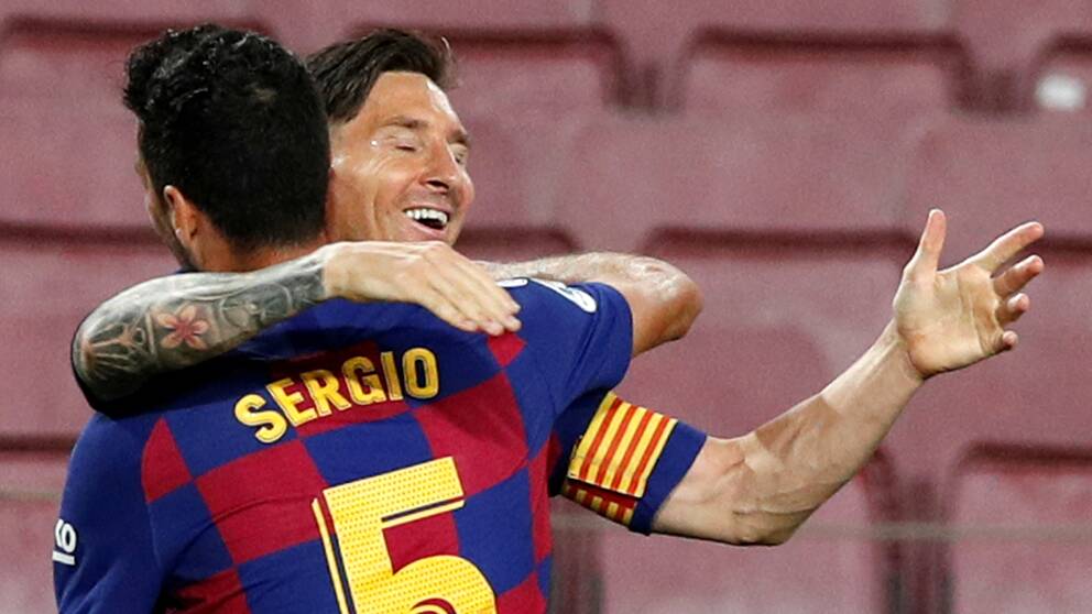Lionel Messi drog dit sitt 700:e mål på internationell nivå. Sergio Busquets