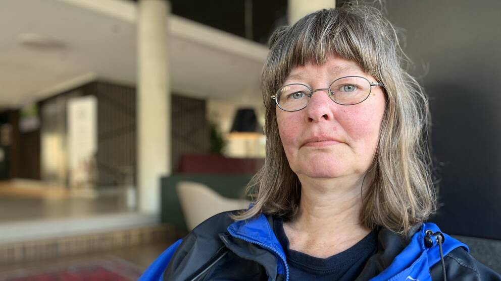 Anne-Marie Liljenberg sitter i en soffa