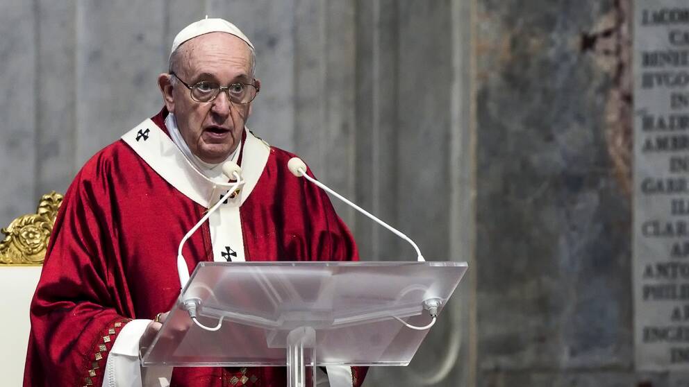 Påve Franciskus i röd dräkt under en mässa.
