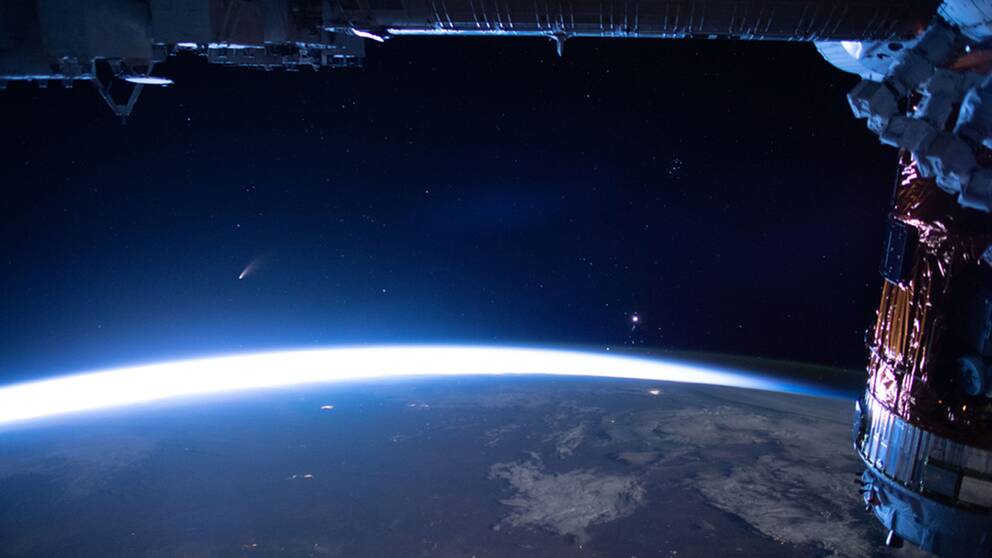 Kometen Neowise siktad från ISS.