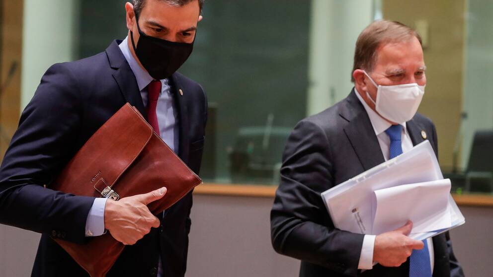 Spaniens premimärminister Pedro Sanchez och Sveriges statsminister Stefan Löfven på toppmötet i Bryssel den 17 juli 2020.