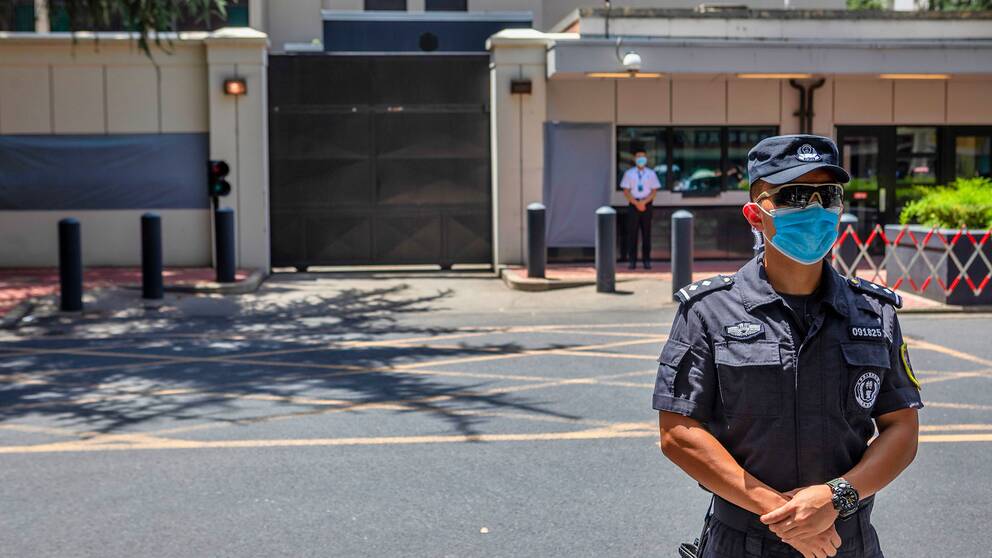 En kinesisk polis utanför det amerikanska konsulatet i Chengdu