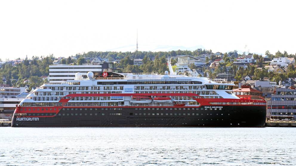 Hurtigrutens expeditionsfartyg MS Roald Amundsen i Norge.