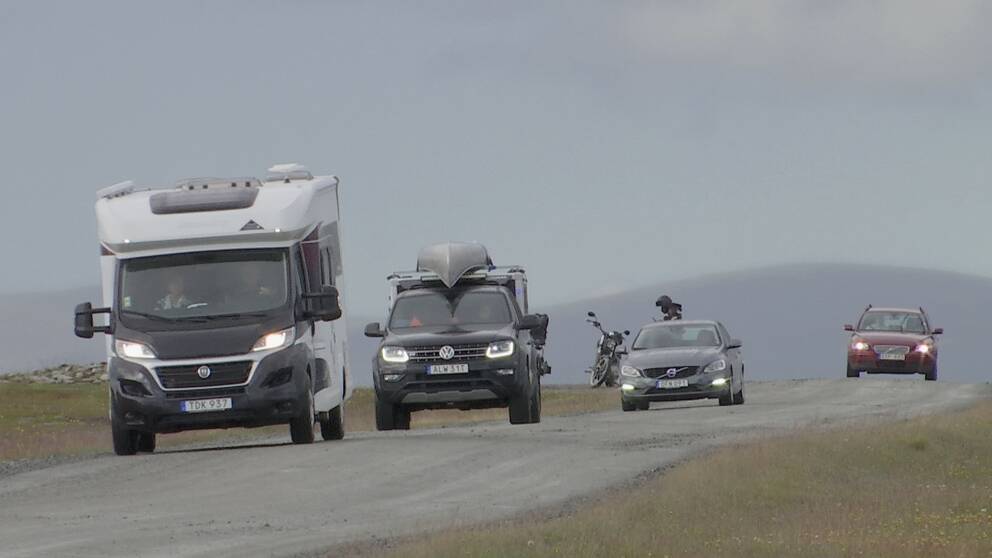 bilar på grusväg på Flatruet.