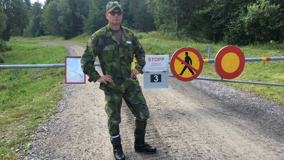Major Jens Persson visar en avspärrning på militärområdet i Härnösand.