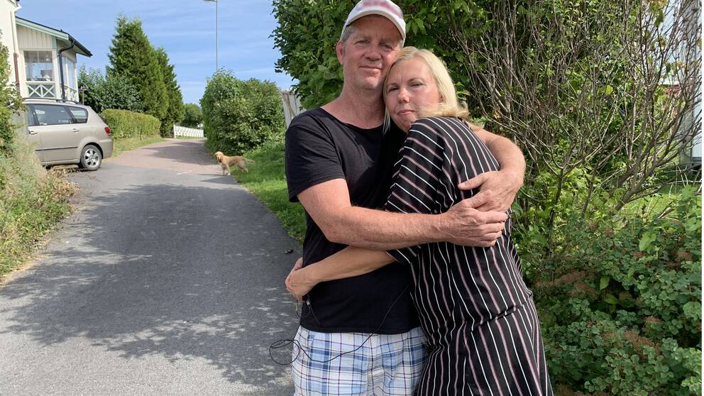 Nils Turney kramar om hustrun Jonna utanför deras hus i Borlänge.