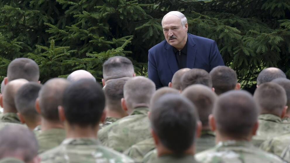 Alexander Lukasjenko har åkt runt och besökt flera militäranläggningar i Belarus. I videon ser man demonstranter som bildade mänsklig kedja i Minsk.