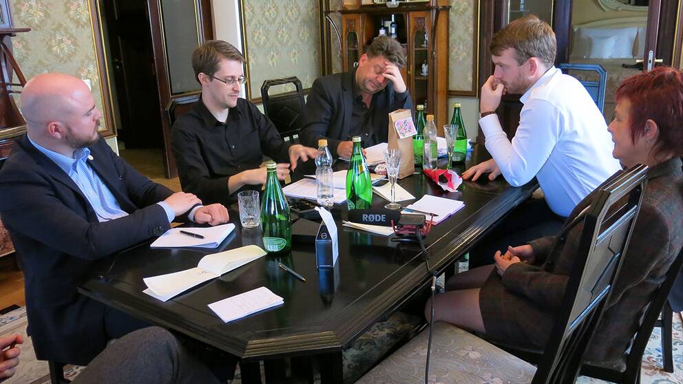 Mathias Sundin (FP), Edward Snowden, Wolfgang Kaleck (Snowdens advokat), Jakop Dalunde (MP) och Cecilia Magnusson (M).