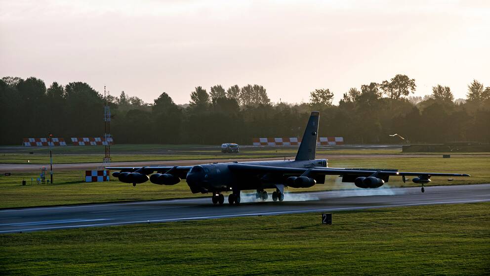 Amerikanskt B-52 Stratofortress bombflygplan landar på brittiska flygbasen Fairford 22 augusti 2020.