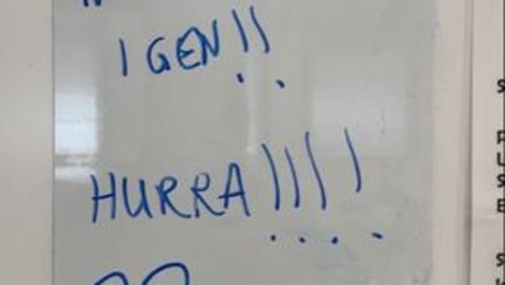 På en whiteboard-tavla står det: 
