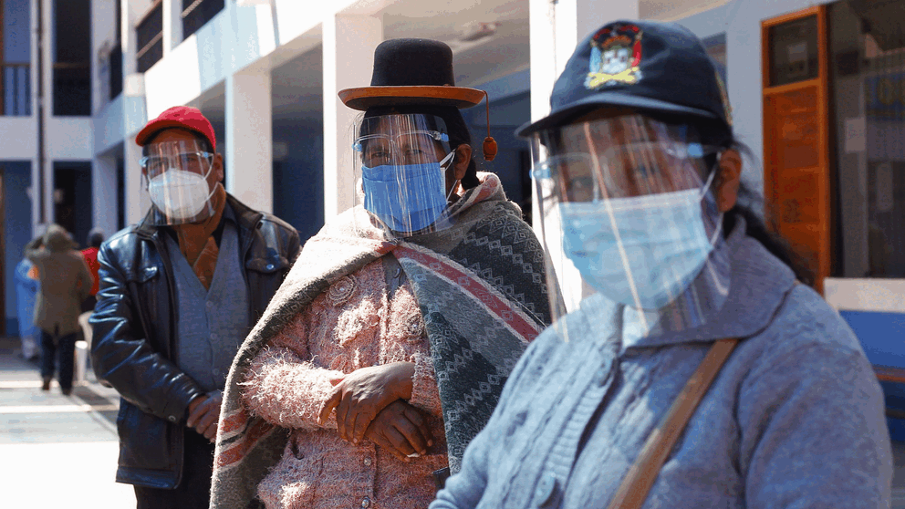 Befolkning i staden Puno i Peru på över 3 800 meters höjd som testas för covid-19.