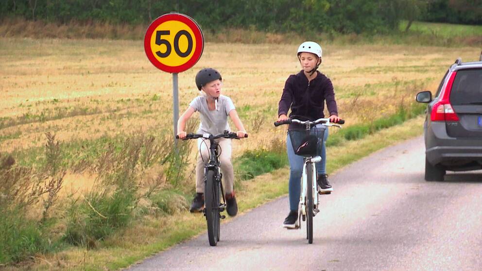 Henriette Rogstad och Lias Grunditz kommer cyklande på Åsa Jutegårdsväg – en av flera vägar som de menar innebär stora risker att ta sig till skolan på. 
