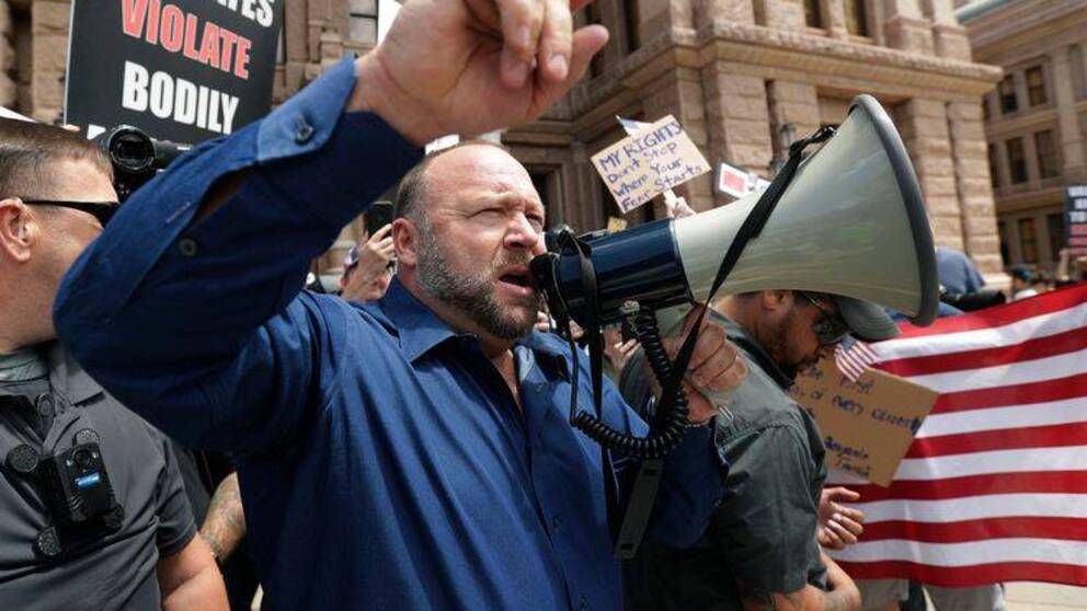 Alex Jones med en megafon under en demonstration i Texas, USA.