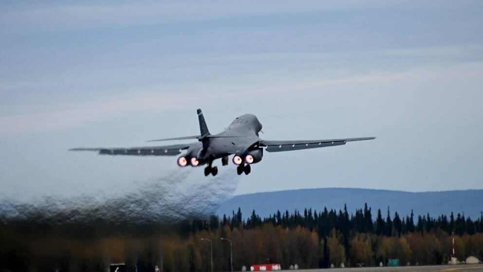 B-1 Lancer bombflygplan på väg till Europa från Eielson flygbas i Alaska, USA.
